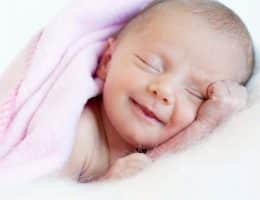 چرا نوزاد تو خواب میخنده